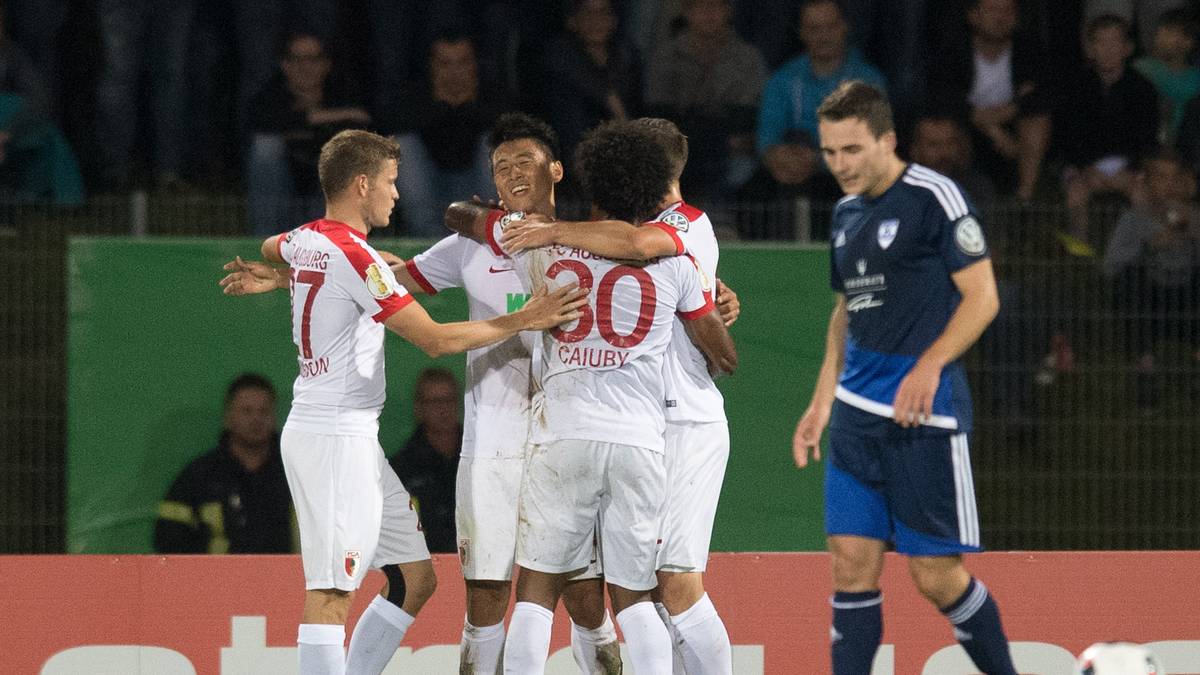 Ja-Cheol Koo bringt den Favoriten in der 29. Minute in Führung. Schusters Team glänzt nicht, beherrscht gegen die tapferen Ravensburger aber weitgehend das Geschehen