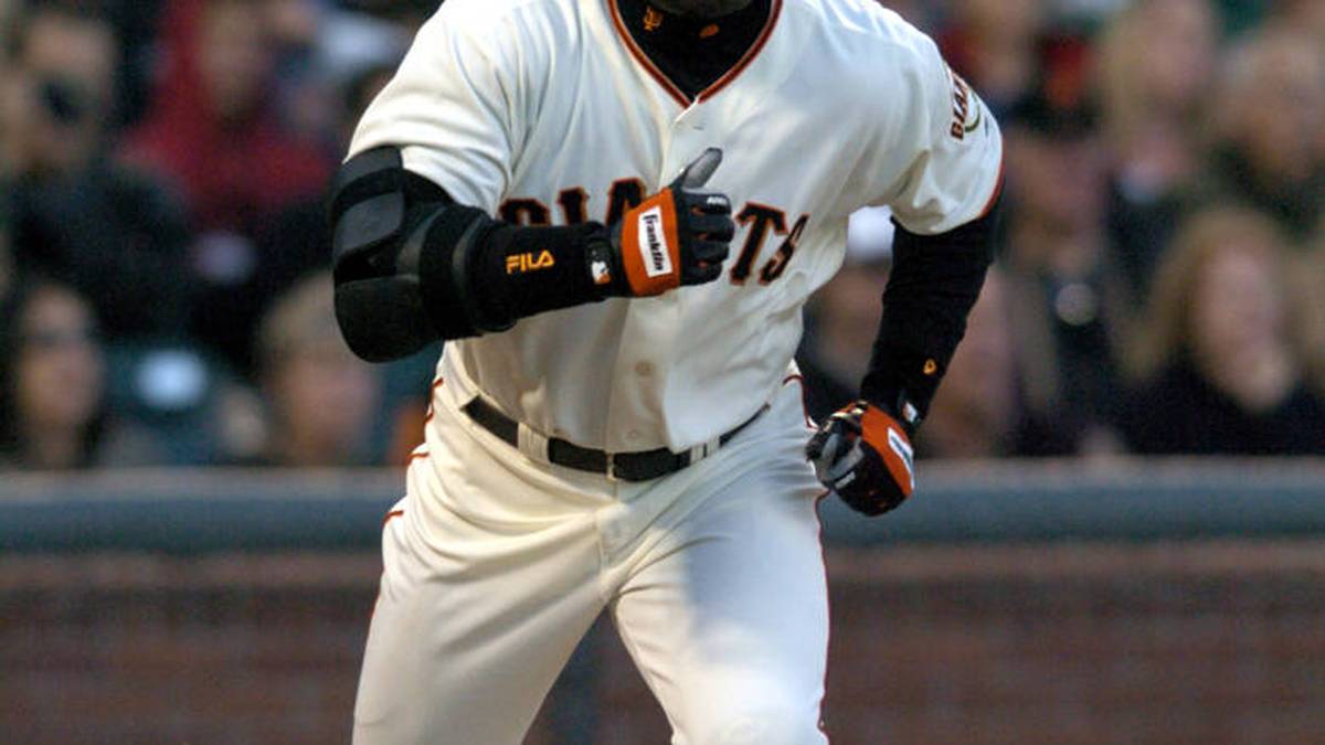 In seinen 21 Karrierejahren stellte er zahlreiche Rekorde auf. In einer einzigen Saison gelangen ihm ganze 73 Homeruns. Sieben Mal wurde er MVP der NL. Doch nie gewann er die World Series.