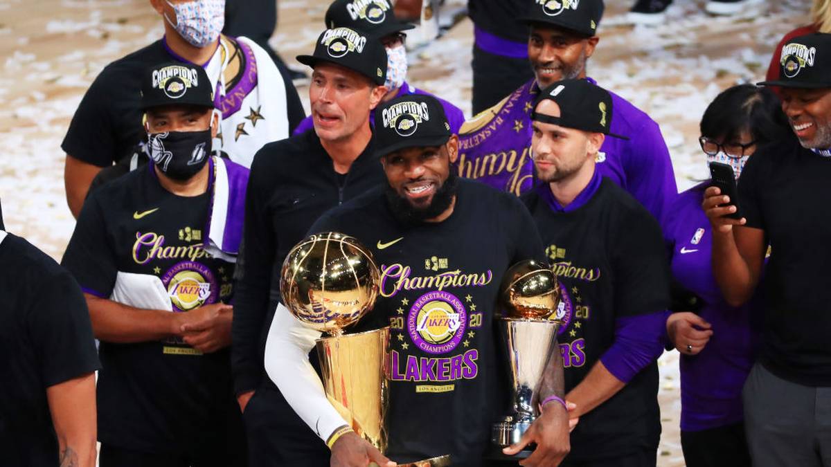 LeBron James präsentiert die Triophäen für den Champion und den MVP