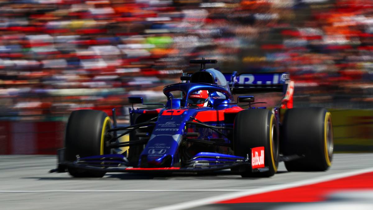 Mit dem gleichen Antrieb im Heck sind die STR14 nur lame ducks. Albon und Kwjat sind völlig chancenlos und weit abgeschlagen. Viel Abtrieb, zu wenig Power und Speed. Es gibt viel zu tun bis Silverstone, wenn sich daran was ändern soll