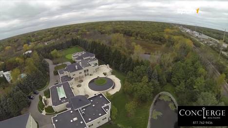 Gut 5200 Quadratmeter Wohnfläche, fast drei Hektar Grundstück, neun Schlafzimmer, ein eigener Basketballcourt und und und...Die Traumvilla von Michael Jordan steht seit nunmehr acht Jahren zum Verkauf, doch irgendwie kauft sie keiner.