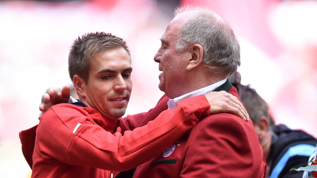 Der Abschied lässt den Ur-Münchner emotional werden - wen wundert's? Von Präsident Uli Hoeneß gibt es neben netten Worten auch eine Umarmung