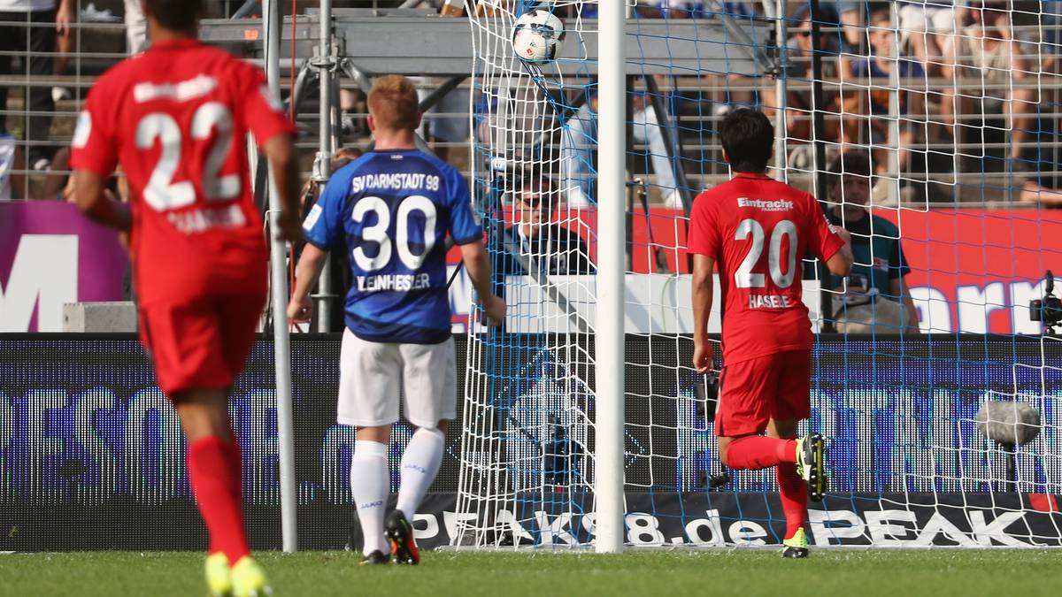 Als alle schon das 0:0 abgehakt haben, schlupft Sandro Sirigu (nicht im Bild) noch eine Flanke wohl unabsichtlich in den Winkel, Darmstadt gewinnt