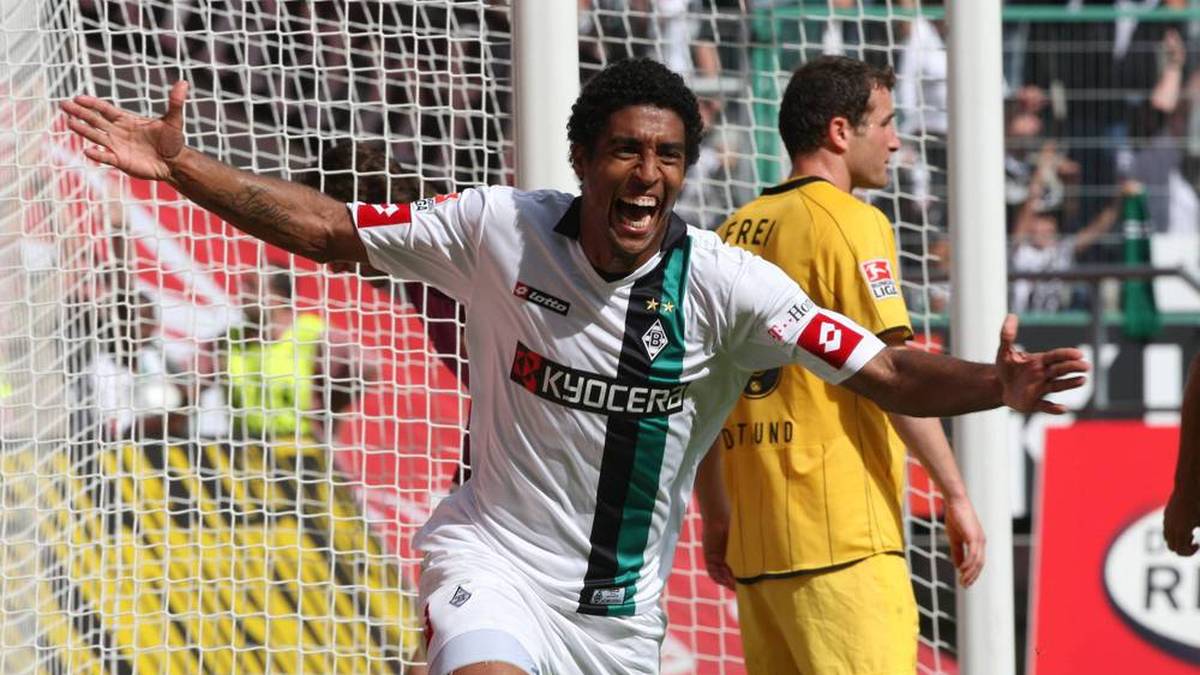 Eberl sitzt an Heiligabend 2008 in der Kirche, als das erlösende Fax von Standard Lüttich einläuft. Für 2,5 Millionen kommt der Brasilianer zur Borussia, für Eberl ist "Weihnachten gerettet". Dante wird auch wegen seiner Haarpracht zur Kultfigur. Vor allem aber ist er der Fels in der Brandung, als die Borussia 2011 in Abstiegsnot gerät. Ein Jahr später holen ihn die Bayern.