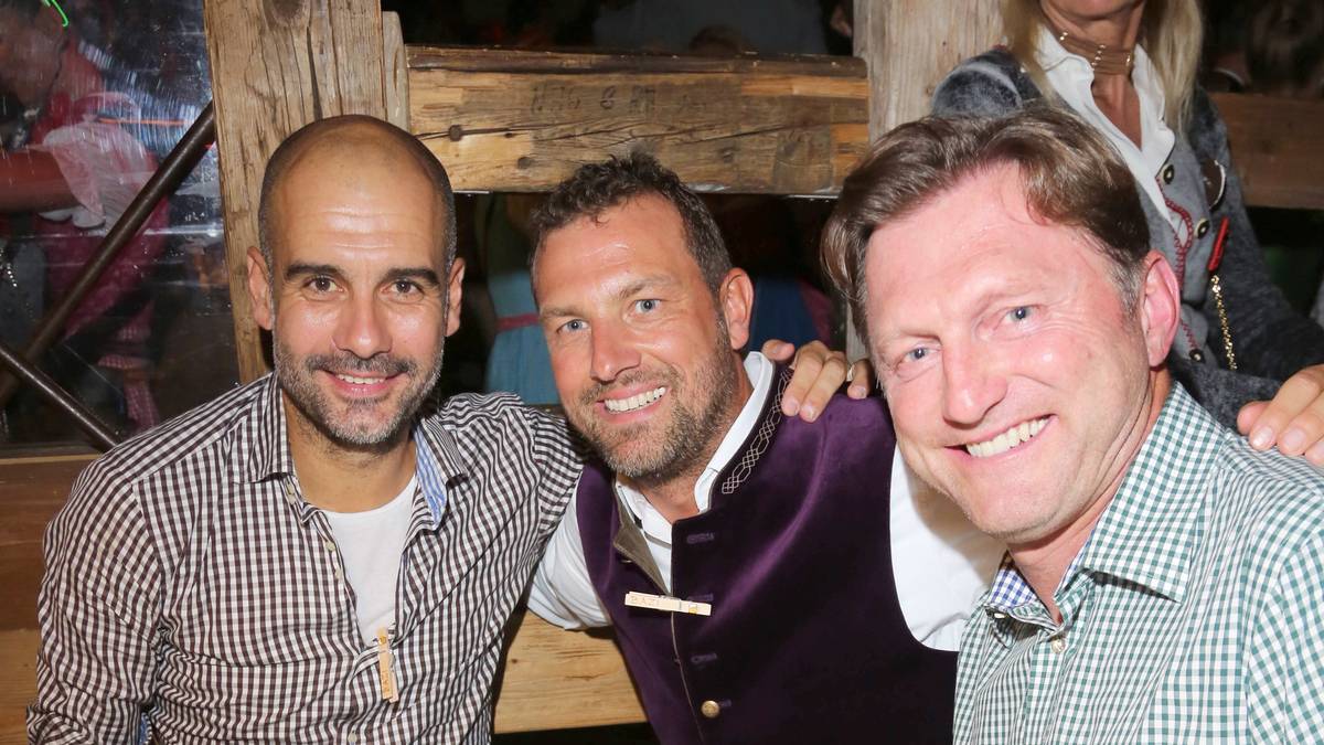 Ex-Coach Pep Guardiola nutzt die Länderspielpause zu einem Kurzbesuch in München und feiert auf dem Oktoberfest mit Mitarbeitern des FC Bayern. Dort trifft er auch Rummenigge und stößt mit den Kollegen Ralph Hasenhüttel (RB Leipzig) und Markus Weinzierl an, der ebenfalls als Bayern-Kandidat gehandelt wird