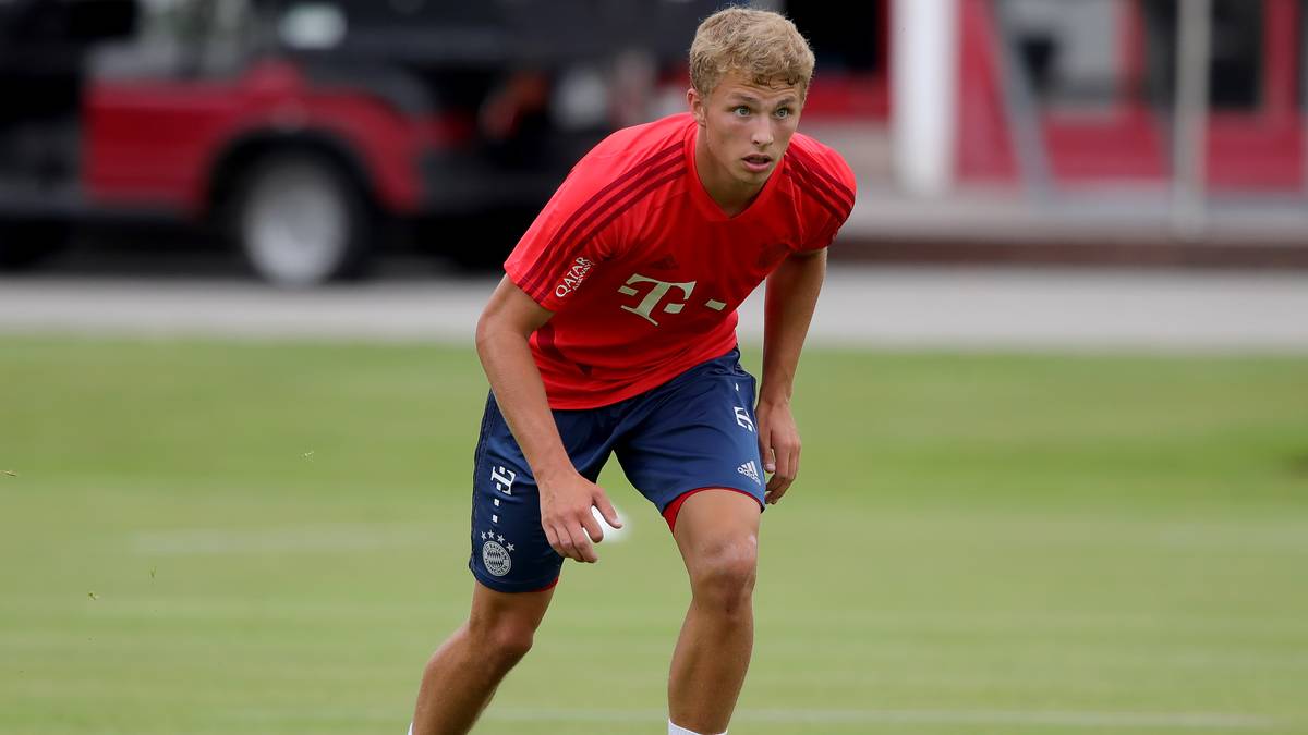 Ein neues Gesicht konnten die Bayern-Fans auf dem Trainingsplatz dabei auch schon ausmachen: Der vom Hamburger SV gekommene Jann-Fiete Arp trainierte erstmals unter einem neuen Trainer Kovac, nachdem er zuvor schon bei der Drittliga-Mannschaft der Bayern mitgemischt hatte