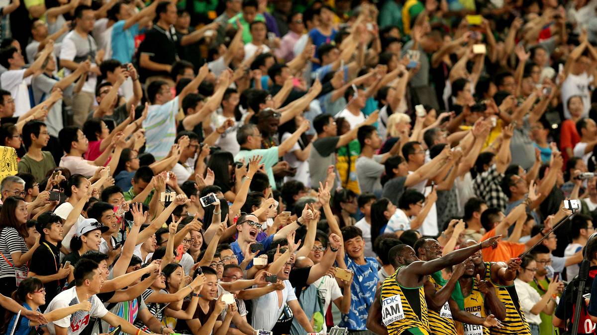 Auch die Männer gewinnen die Staffel. Es ist Bolts 11. WM-Gold. Anschließend macht er ein XXL-Selfie mit Fans und Kollegen