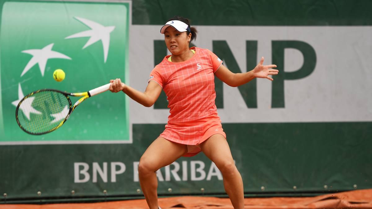 Unabdingbar für den perfekten Return ist eine stabile Körperhaltung: Kurumi Nara macht vor, wie es richtig geht