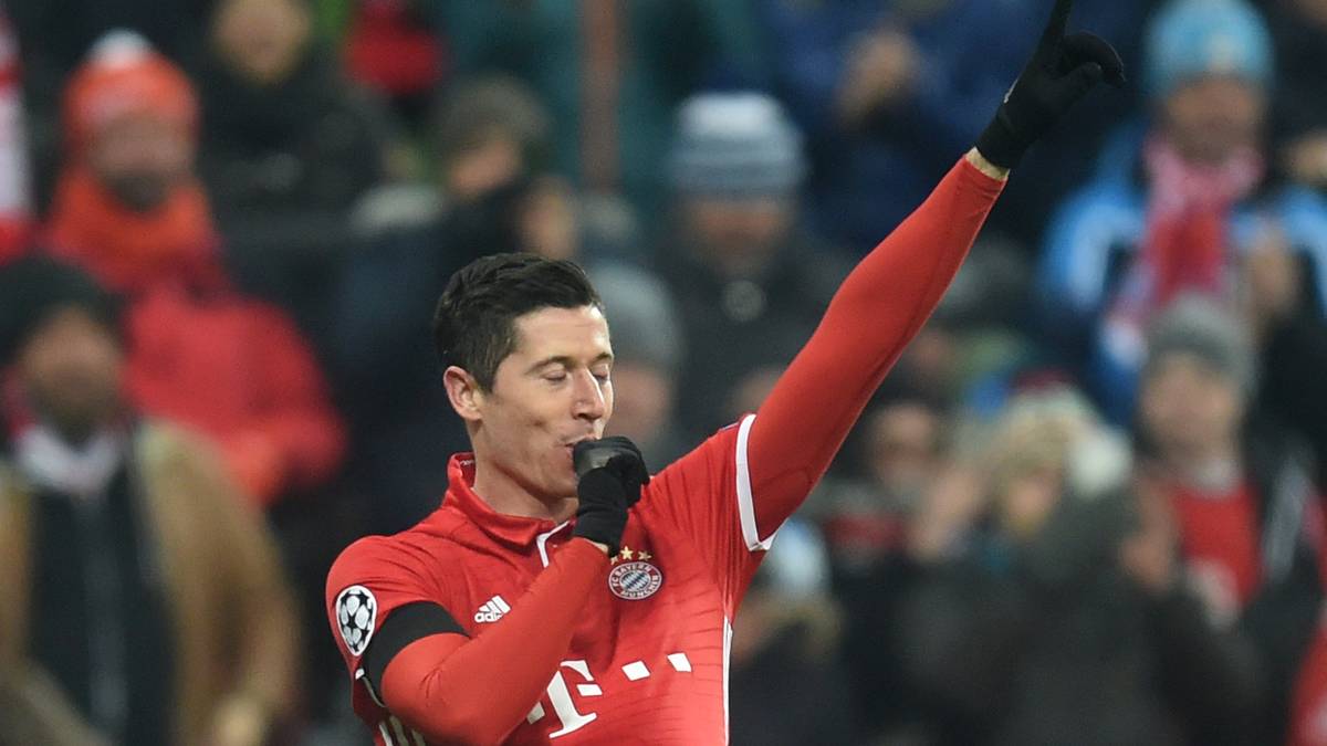Lewandowski schießt seine Bayern wie schon gegen Mainz per direktem Freistoß in Führung - und feiert nebenbei mit einem deutlichen Jubel. Nach dem Spiel gibt der Pole bekannt, dass er im kommenden Jahr Vater wird