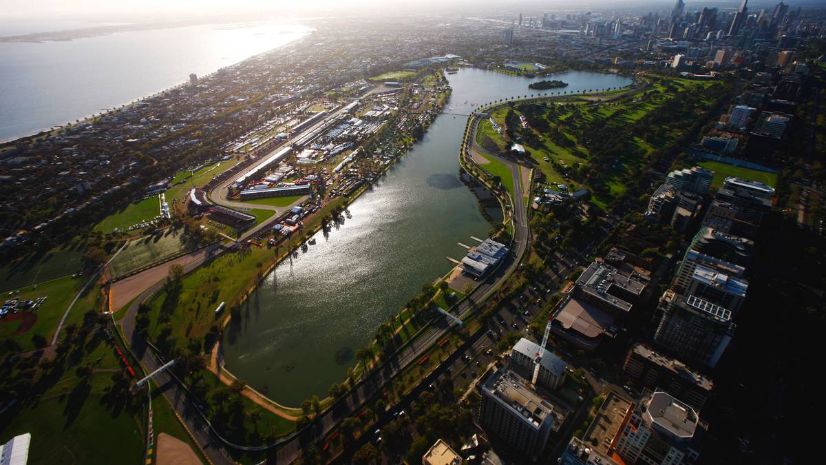 MELBOURNE/AUSTRALIEN, 15. März: Die Formel 1 macht 2016 - wie auch in den vergangenen Jahren üblich - ihren Auftakt in Melbourne. Der steigt überraschend zwei Wochen früher als ursprünglich geplant, wie die FIA auf ihrer Weltratssitzung nun auch offiziell festlegt. SPORT1 zeigt auch die weiteren 20 Strecken im überarbeiteten Rennkalender