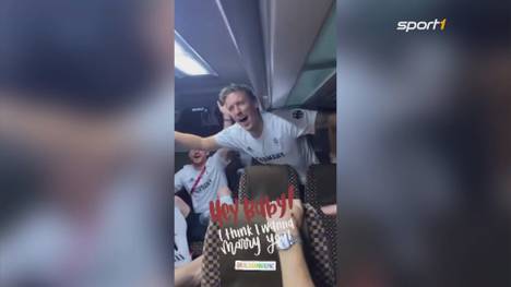 Nach dem Sieg gegen Saudi-Arabien machte Max Kruse seiner Freundin vor laufenden Kameras einen Heiratsantrag. Sie sagte umgehend Ja - und versetzte den Stürmer damit in pure Freude.