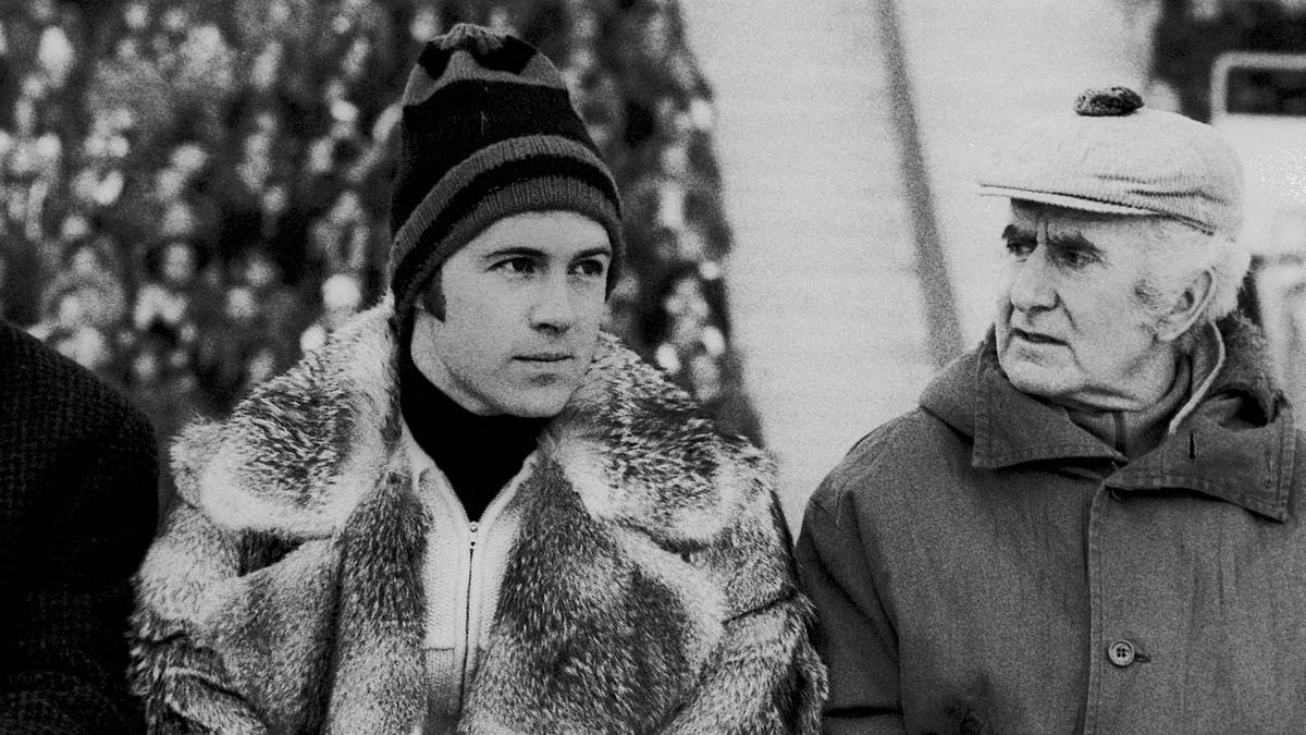 Ein Star war er aber schon vor den ersten Titeln. Robert Schwan (r.), so etwas wie der erste Manager in der Bundesliga und außerdem Franz' persönlicher Berater, vermittelte ihm nach der WM 1966 einen Werbevertrag für Knorr-Suppen. Das brachte Beckenbauer 12 000 Mark, von denen Schwan wie immer 20 Prozent als Provision für sich abzweigte. Beckenbauer blieb aber noch genug Geld, um sich schicke Klamotten zu kaufen. Pelz würde er heute natürlich auch nicht mehr tragen. Schwan blieb bis zu seinem Tod 2002 Beckenbauers Manager und väterlicher Freund