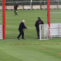 Das Bild, wie Uli Hoeneß beim Bayern-Training mit erhobener Faust neben Thomas Tuchel steht, sorgte für viel Wirbel. Nun enthüllt der Ehrenpräsident, was angeblich hinter der Aktion steckte.