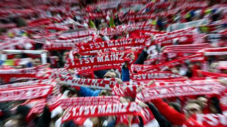Die Mainzer und Freiburger Fans protestieren gemeinsam gegen die Montagsspiele