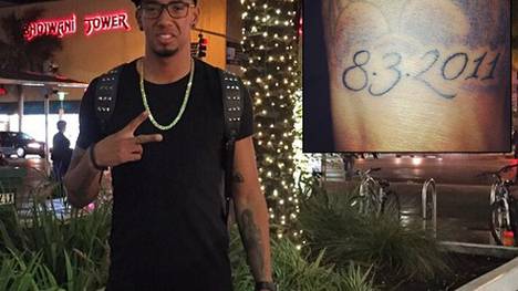 Jerome Boateng zeigt sein Tattoo mit dem Geburtstag seiner Zwillinge.