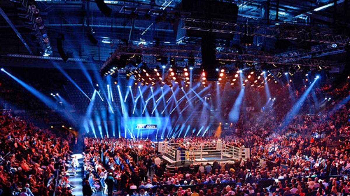 Die Porsche Arena in Stuttgart füllt sich langsam für ein lange herbeigesehntes Duell zweier deutscher Ex-Weltmeister: Felix Sturm und Robert Stieglitz kämpfen darum?