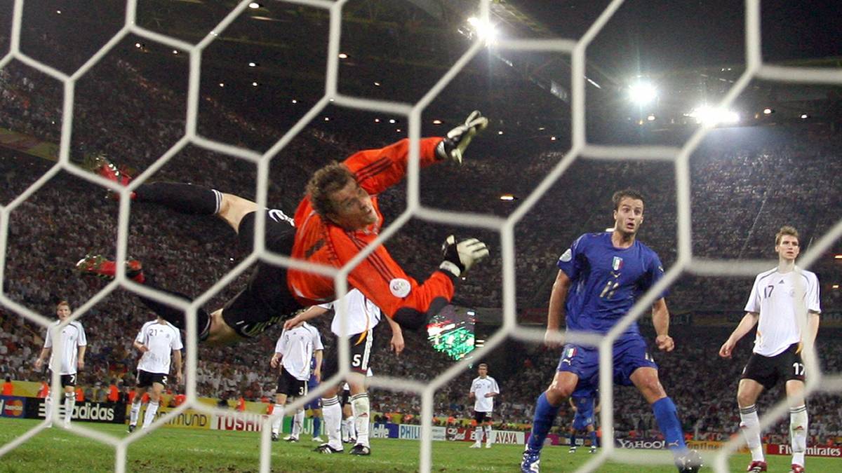 …sich Deutschland im Halbfinale der Heim-WM 2006 in Dortmund dem späteren Weltmeister Italien nach Verlängerung mit 0:2 geschlagen geben muss