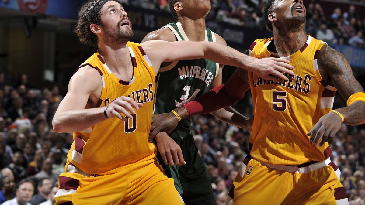 In dieser Szene wird Giannis Antetokounmpo (m.) gut verteidigt, doch ansonsten ist der "Greak Freak" kaum zu stoppen. Mit einem Karrierebestwert von 33 Punkten ist der Grieche der Topscorer des Spiels