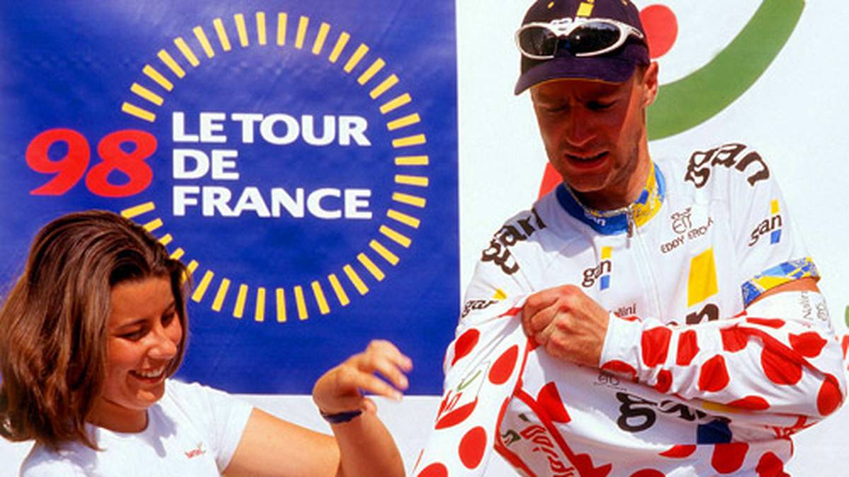 Als Belohnung darf er sich nach Rennende das Trikot des besten Bergfahrers überstreifen