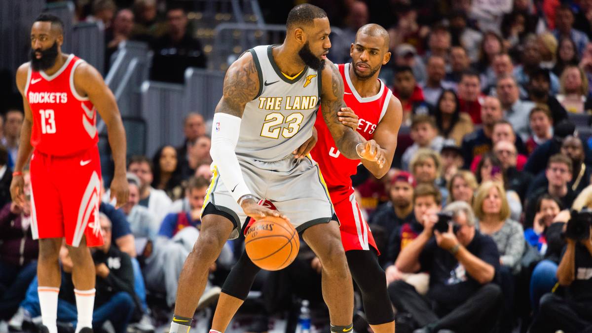 Chris Paul (r.) ist für seine Spielübersicht bekannt. Der Guard, der zuletzt für die Houston Rockets spielte und jetzt bei OKC unter Vertrag steht, gehört zu den zehn besten Vorlagengebern aller Zeiten. Auch LeBron James (vorne) hat es in die illustre Runde geschafft. SPORT1 stellt die Top Ten der Assist-Rangliste vor (Stand: 17.10.2019)