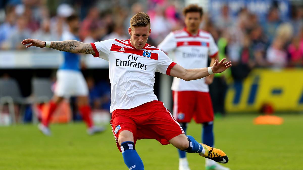 HAMBURGER SV: Der HSV will endlich eine sorgenfreie Saison spielen - doch die bisherigen Testspiele machen wenig Hoffnung. Bei 3:5 gegen Holstein Kiel kassierte Neuzugang Julian Pollersbeck sogar einen Gegentreffer aus 70 Metern. "Mit der gebotenen Bescheidenheit gehen wir in die neue Saison", sagt Trainer Markus Gisdol zurecht