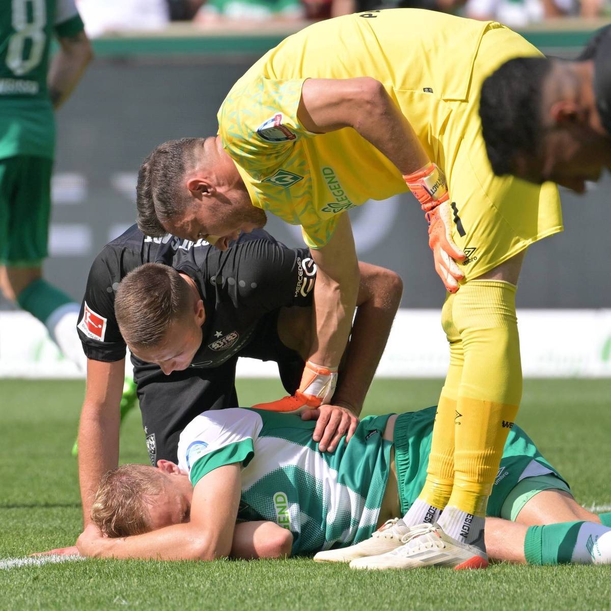 Amos Pieper wird Werder Bremen einige Tage lang im Mannschaftstraining fehlen. Der Abwehrspieler erlitt eine Schädelprellung.