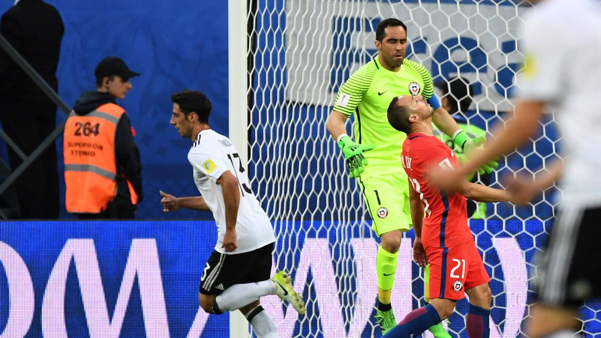 Nach einem schlimmen Ballverlust des Ex-Hamburgers Diaz steht Werner plötzlich frei vor Chile-Keeper Bravo. Der Leipziger bleibt cool und legt den Ball quer auf den mitgelaufenen Stindl, der nur noch einschieben muss - 1:0 für Deutschland