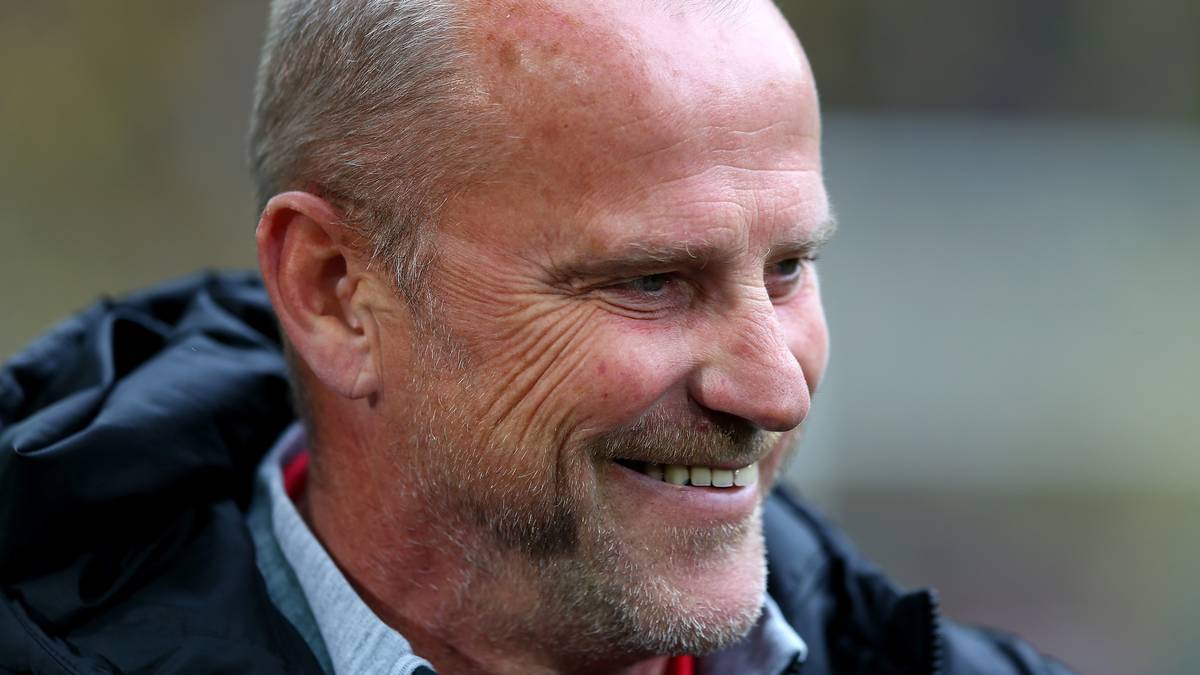 Thomas Schaaf und Werder Bremen, das ist eine ganz besondere Beziehung. Fast sein ganz fußballerischen Leben verbringt Schaaf als Spieler und Trainer in Bremen und feiert mit Werder große Erfolge. Seit dieser Saison trainiert Schaaf nun Eintracht Frankfurt und kehrt nun am Samstag erstmals zu seiner alten Liebe zurück. SPORT1 zeigt Schaafs Karriere bei Werder in Bildern