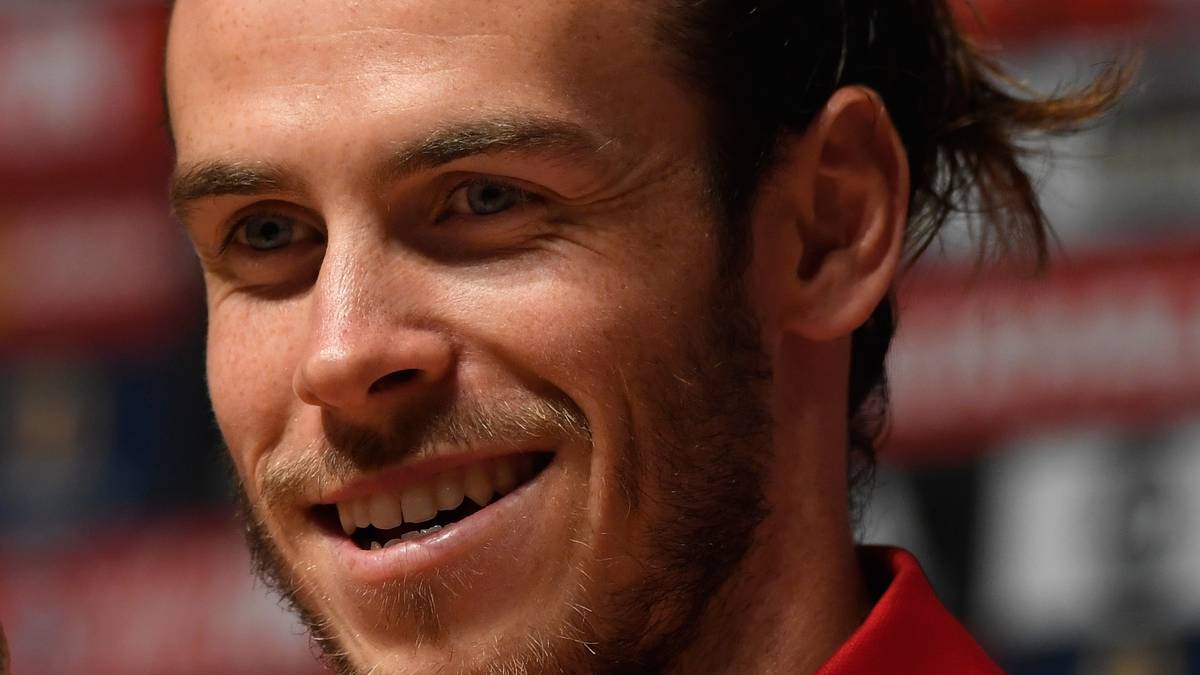 Auch schon vor der EM scheint sich Bale sicher gewesen zu sein, dass Wales richtig weit kommen könnte. "Ich habe immer an uns geglaubt und meinen Urlaub erst am Tag nach dem Finale gebucht. Ich bin nicht wie die anderen", sagte er. Sein Teamkollege Joe Ledley musste seine Hochzeit verschieben, Abwehrspieler Chris Gunter verpasst die Heirat seines Bruders Marc am Donnerstag in Mexiko, Teamkollege Neil Taylor konnte seine Karte für ein Beyoncé-Konzert nicht nutzen