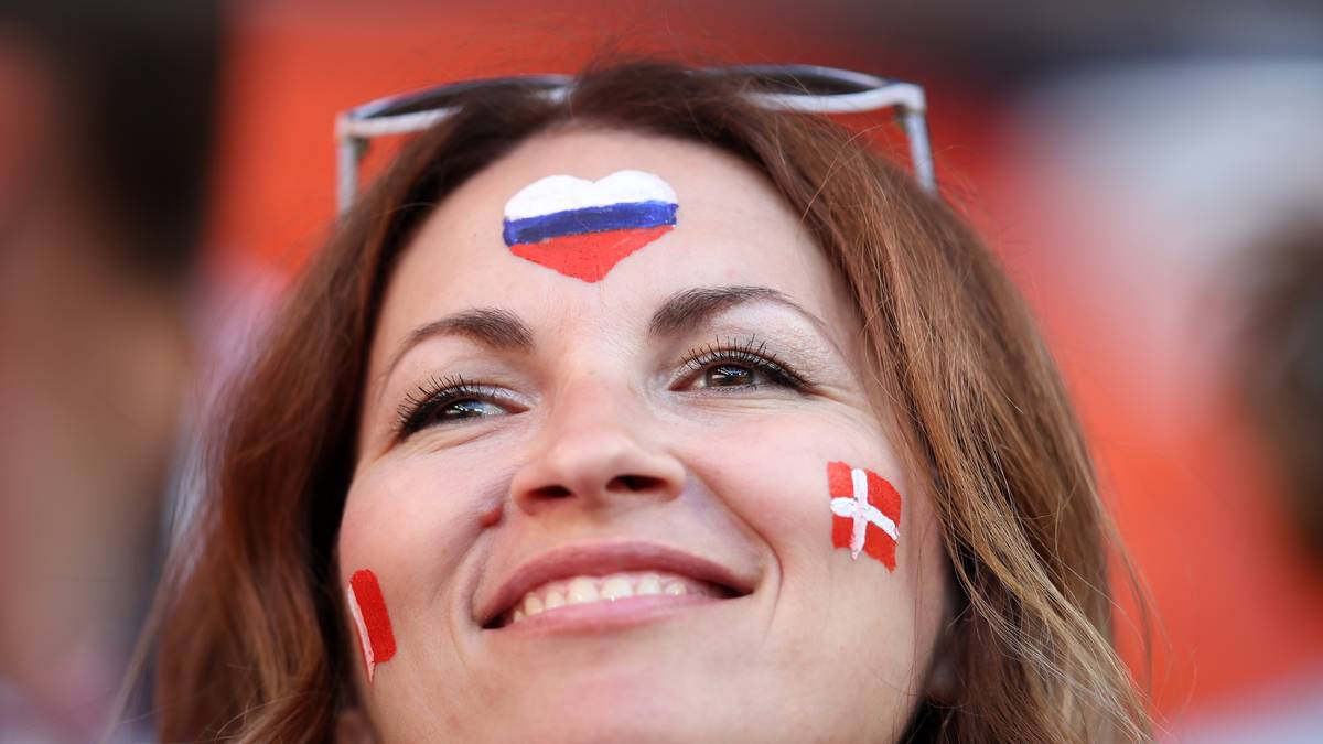 Huch, wen unterstützt diese Dame eigentlich? Flaggen von Russland, Peru und Dänemark hat sie im Gesicht