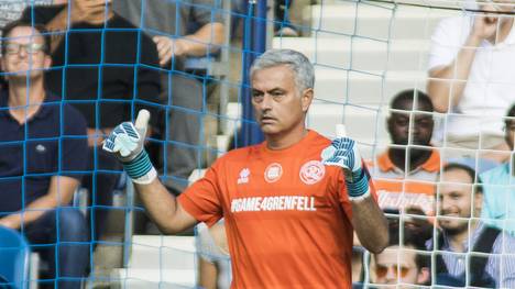 Ungewohntes Bild: Jose Mourinho mit Torwarthandschuhen