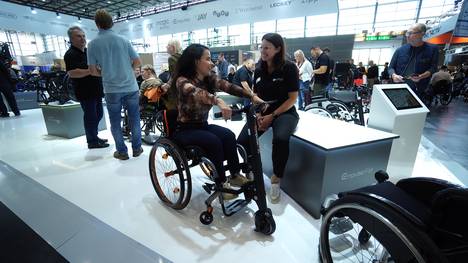 Kim Moquenco informiert sich auf der Messe Rehacare über interessante Neuerungen. Ihre persönlichen Schwerpunkte sind Vereinfachungen beim Reisen, sowie die Frage, wie eine Mutter im Rollstuhl einen Kinderwagen schieben kann. Bei ihrer Suche entdeckt Kim viele unerwartete Innovationen und trifft spannende Interviewpartner.