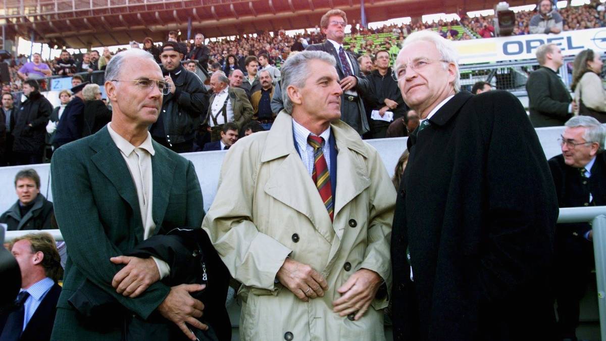 Denn der deutsche Fußball erlebte Ende der Neunziger und Anfang des Jahrtausends eine schwierige Phase. Während sich das Gesicht Deutschlands veränderte und das Land langsam in der Moderne ankam, spielten Vereine und Nationalmannschaft teilweise immer noch, als ob Fußballer in ihrer Freizeit Ballonseide und auf dem Platz zu enge Hosen tragen würden. Erich Ribbeck verstand sich zwar gut mit Honoratioren und Politikern wie Edmund Stoiber, ließ aber immer noch mit Libero spielen. Nach der EM 2000 und dem Aus in der Vorrunde war für Sir Erich Schluss