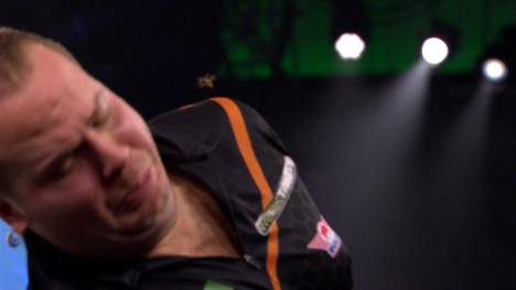 Die Ally-Pally-Wespe ist auch in diesem Jahr wieder mit von der Partie. Dieses Mal attackiert sie Dirk van Duijvenbode.