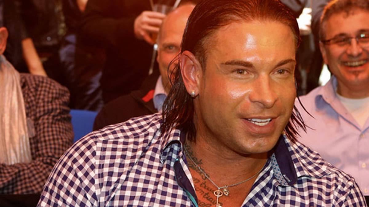 In ganz andere Gewichtsklassen ist Ex-Nationaltorwart Tim Wiese, noch immer Arbeitnehmer von 1899 Hoffenheim, aufgestiegen. Der Wrestler in spe, der im SPORT1-Interview seine Pläne für den Einstieg in die WWE erläutert hat, schnuppert schon mal Ringstaub