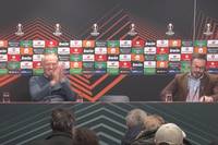Freiburg-Trainer Christian Streich feiert den Dolmetscher auf der Pressekonferenz nach der Übersetzung seiner Wutrede und schenkt ihm ein Trikot.