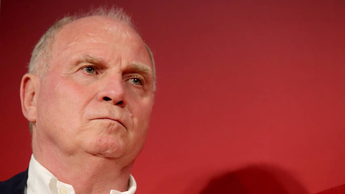 Selbst Uli Hoeneß, der angekündigt hatte, seinen Trainer bis aufs Blut zu verteidigen, rückte erstmals von ihm ab. "Es gibt Gesprächsbedarf. Wir müssen uns über das Wochenende alle miteinander Gedanken machen, wie wir aus der Situation wieder herauskommen“, sagte der Bayern-Boss