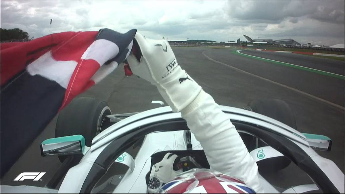 Lewis Hamilton interessiert das alles herzlich wenig. Er jubelt kurze Zeit später über seinen nächsten Sieg mit einer britischen Flagge im Auto