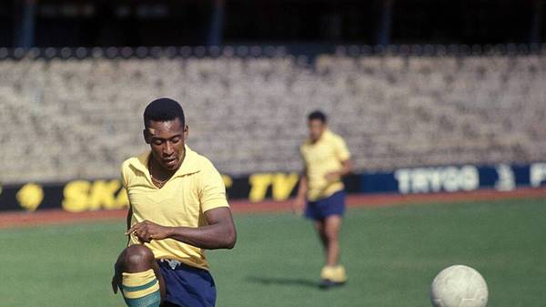 Pele (Brasilien) kickt den Ball lässig zur Seite Fußball Herren Nationalmannschaft 1966, Nationalteam, Nationaltrikot Einzelbild