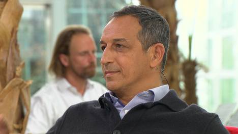 Vorstandssprecher Axel Hellmann spricht von einer 'Verzwergung' der Bundesliga. Rachid Azzouzi kontert im STAHLWERK Doppelpass gegen diese Aussage. 