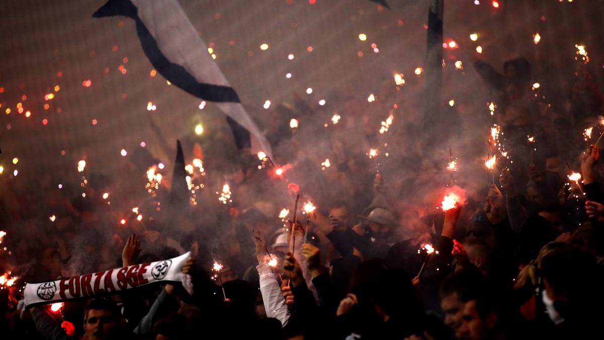 Und es geht auch ohne Pyrotechnik. Wunderkerzen rundeten das überaus stimmungsvolle Gesamtbild ab