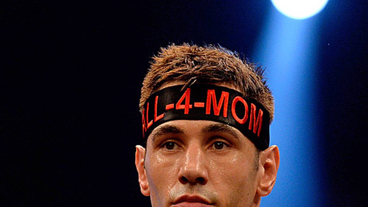 Vermarktungskünstler Sturm umgarnt Mutterherzen: Auf dem Stirnband steht der Schriftzug "All 4 Mom". Ob er seine lange Box-Karriere tatsächlich nur der lieben Mama wegen eingeschlagen hat?