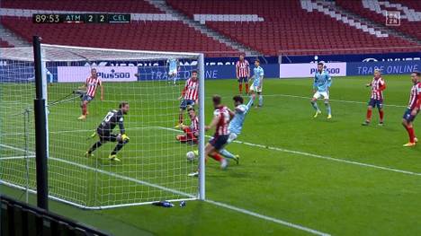 Luis Suárez trifft doppelt - doch Atlético Madrid wird kurz vor Spielende kalt erwischt. Der Vorsprung des Spitzenreiters auf Barca schmilzt etwas.