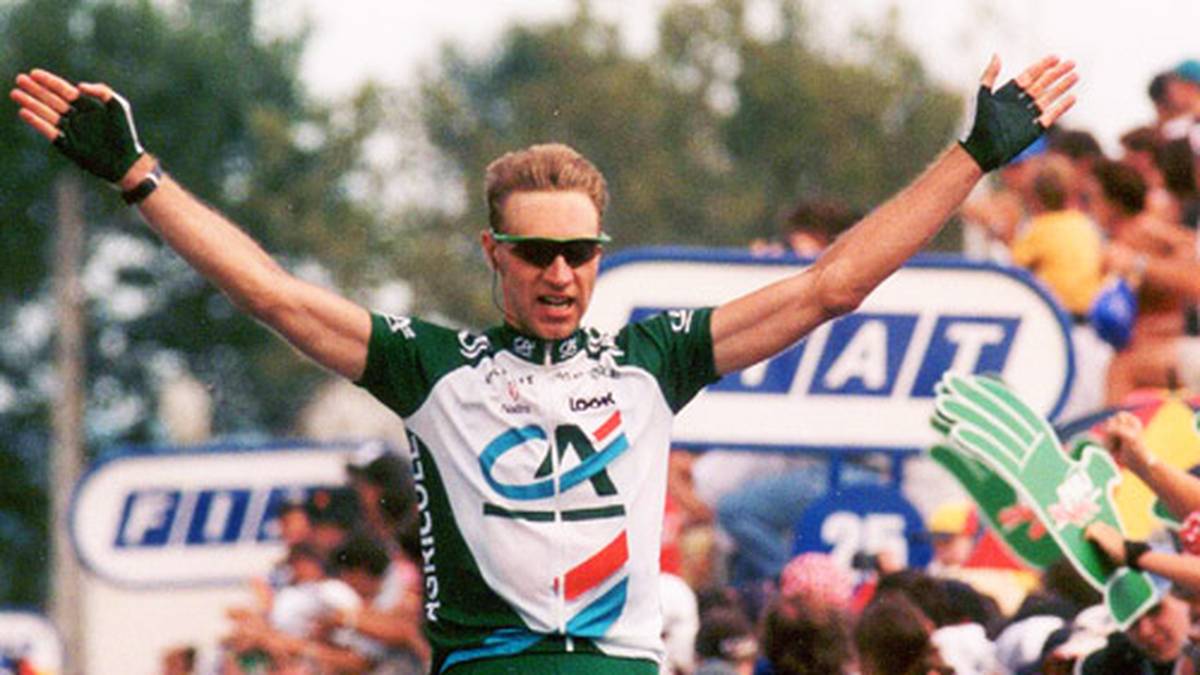 Nur wenige Tage später kann er sogar noch einen oben draufsetzen. Bei der 16. Etappe durch das französische Zentralmassiv schließt Voigt seine lange Flucht erfolgreich ab und jubelt über seinen ersten Etappensieg bei der Tour