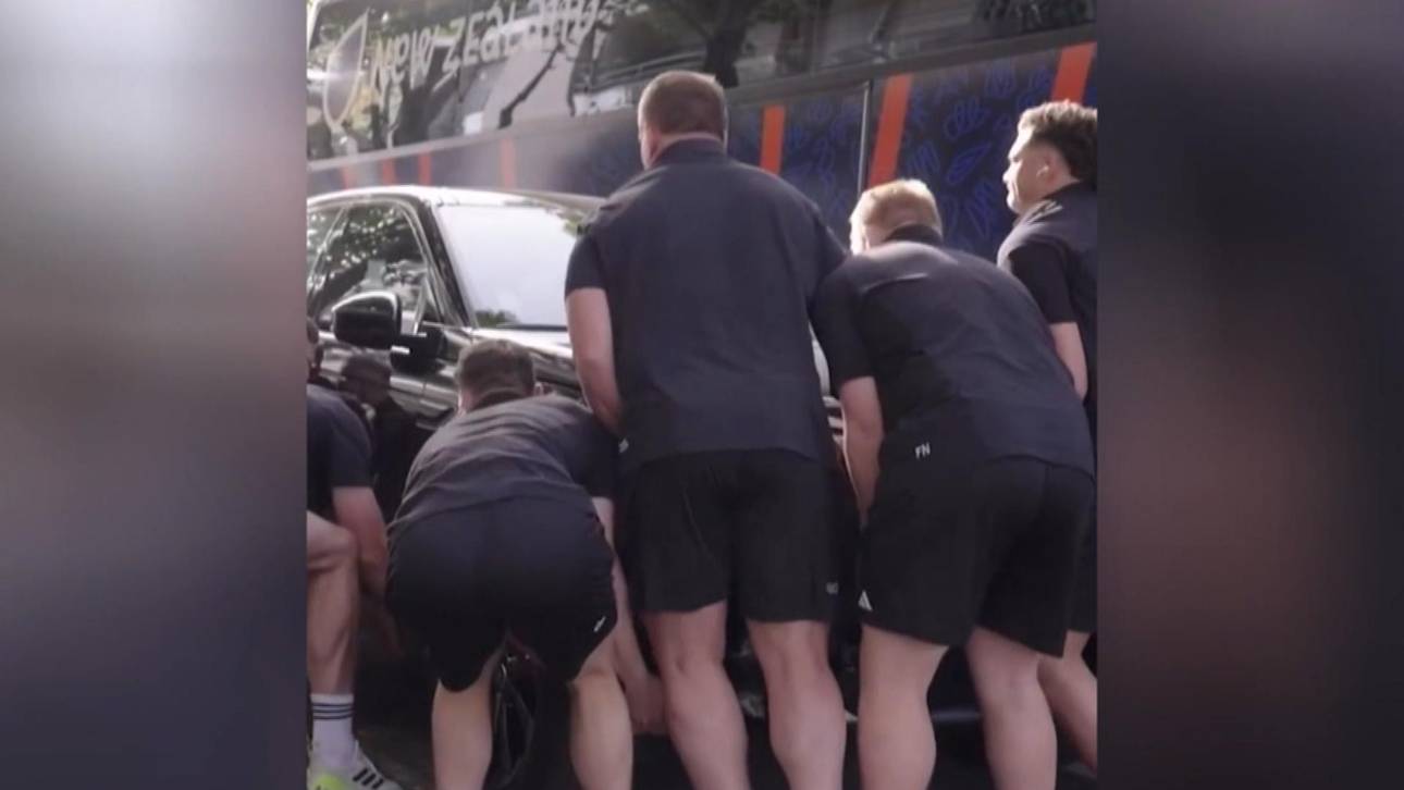 Was für Maschinen! Nationalteam räumt Auto vor Mannschaftsbus weg