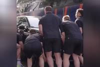 Die Rubgy-Stars aus Neuseeland wurden bei der Anreise zu ihrem WM-Halbfinalspiel zu einem außerplanmäßigen Aufwärmprogramm gezwungen.