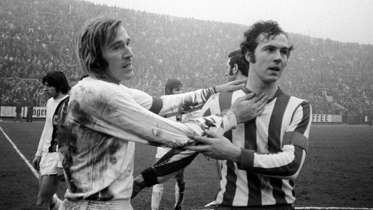 Günter Netzer (l.) im Duell mit Bayern-Legende Franz Beckenbauer