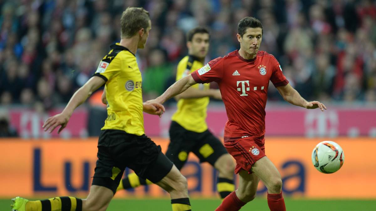 Am 4. Oktober 2015 trifft der Pole beim 5:1-Sieg gegen seinen Ex-Klub aus Dortmund zwei Mal und stellt mit zwölf Toren in den ersten acht Bundesligaspielen den Rekord von Christian Müller (1964/65) und Gerd Müller (1968/69) ein