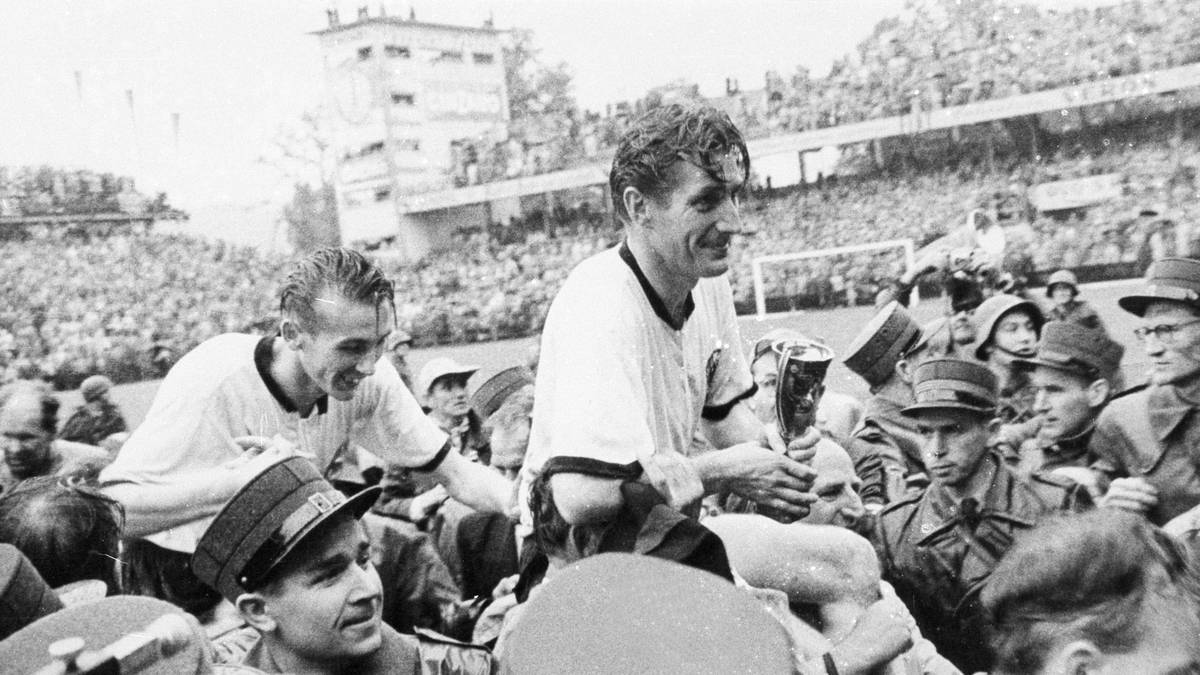 PLATZ 10 - FRITZ WALTER: Trug sich als Kapitän beim "Wunder von Bern" unwiderruflich in die deutschen Geschichtsbücher ein. Mit dem Sensationssieg gegen Ungarn holte die deutsche Mannschaft zum ersten Mal den WM-Pokal nach Hause. Walter gilt als Inbegriff des fairen Sportsmanns und hielt seinem Stammverein 1. FC Kaiserslautern über 30 Jahre lang die Treue