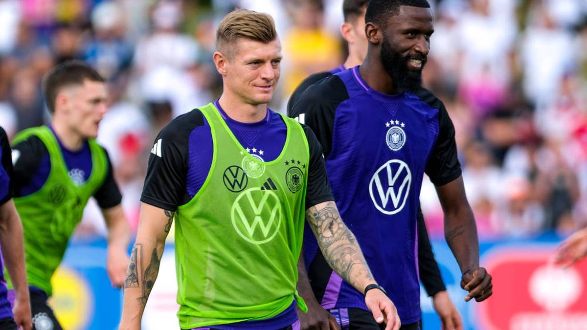 Toni Kroos (2. v.l.), dahinter Antonio Rüdiger freuen sich auf den EM-Auftakt